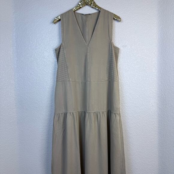 Everlane • The Tencel V-Neck Dress - Picture 2 of 13